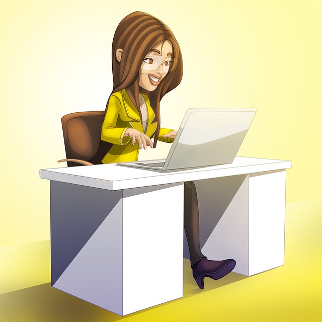 usmívající se žena píše na počítači